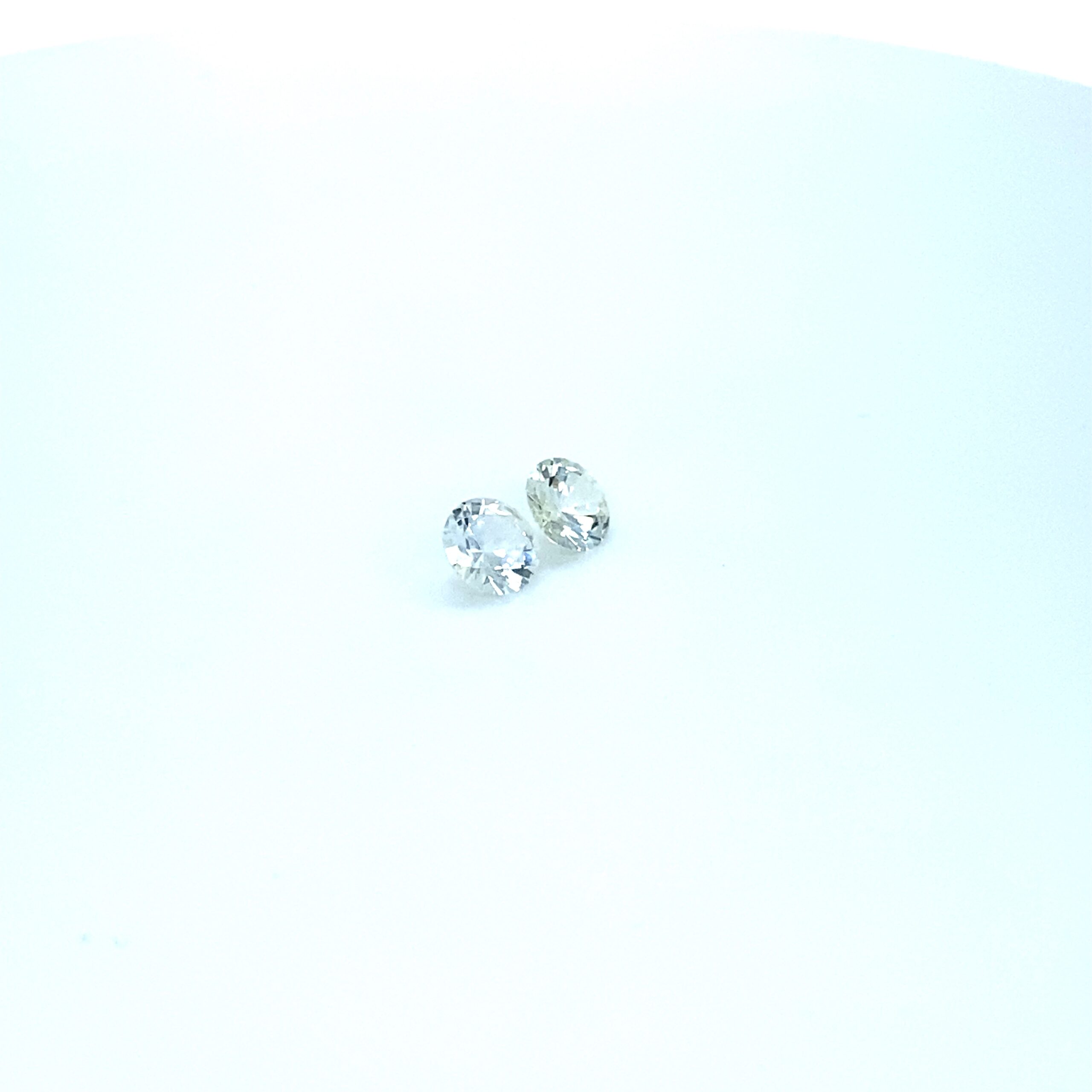 white-round-Sapphire-906