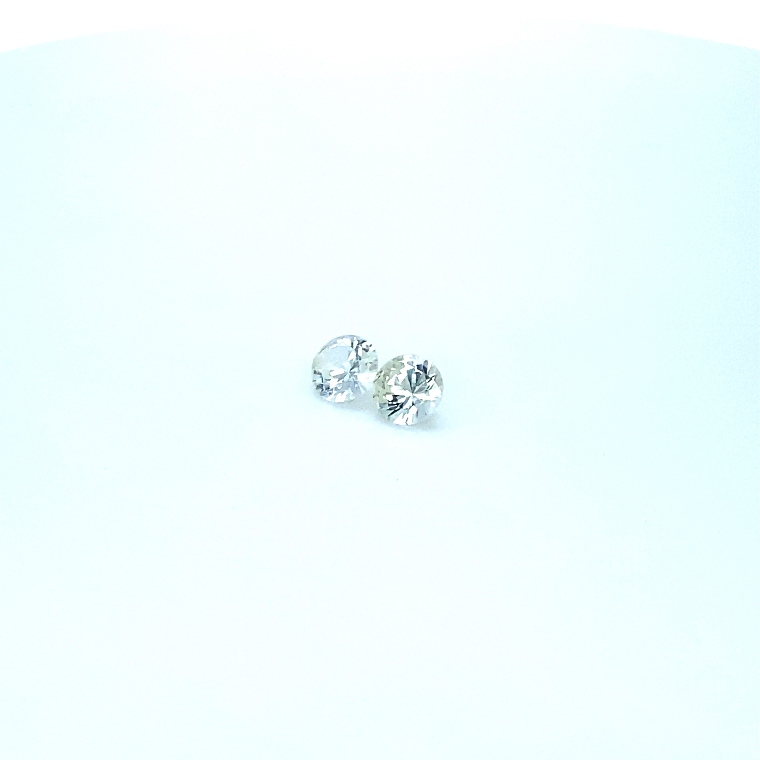 white-round-Sapphire-906